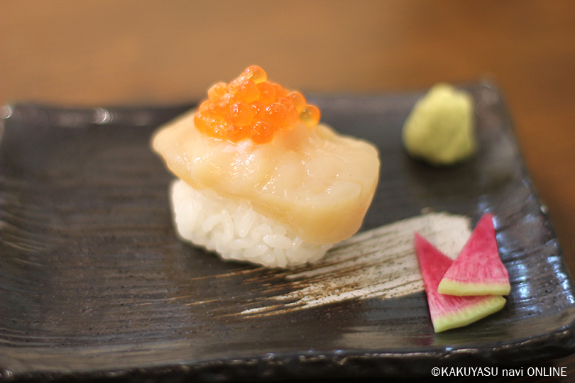 大粒の生ホタテを寿司で贅沢に楽しむ「丸ごとホタテ握り」